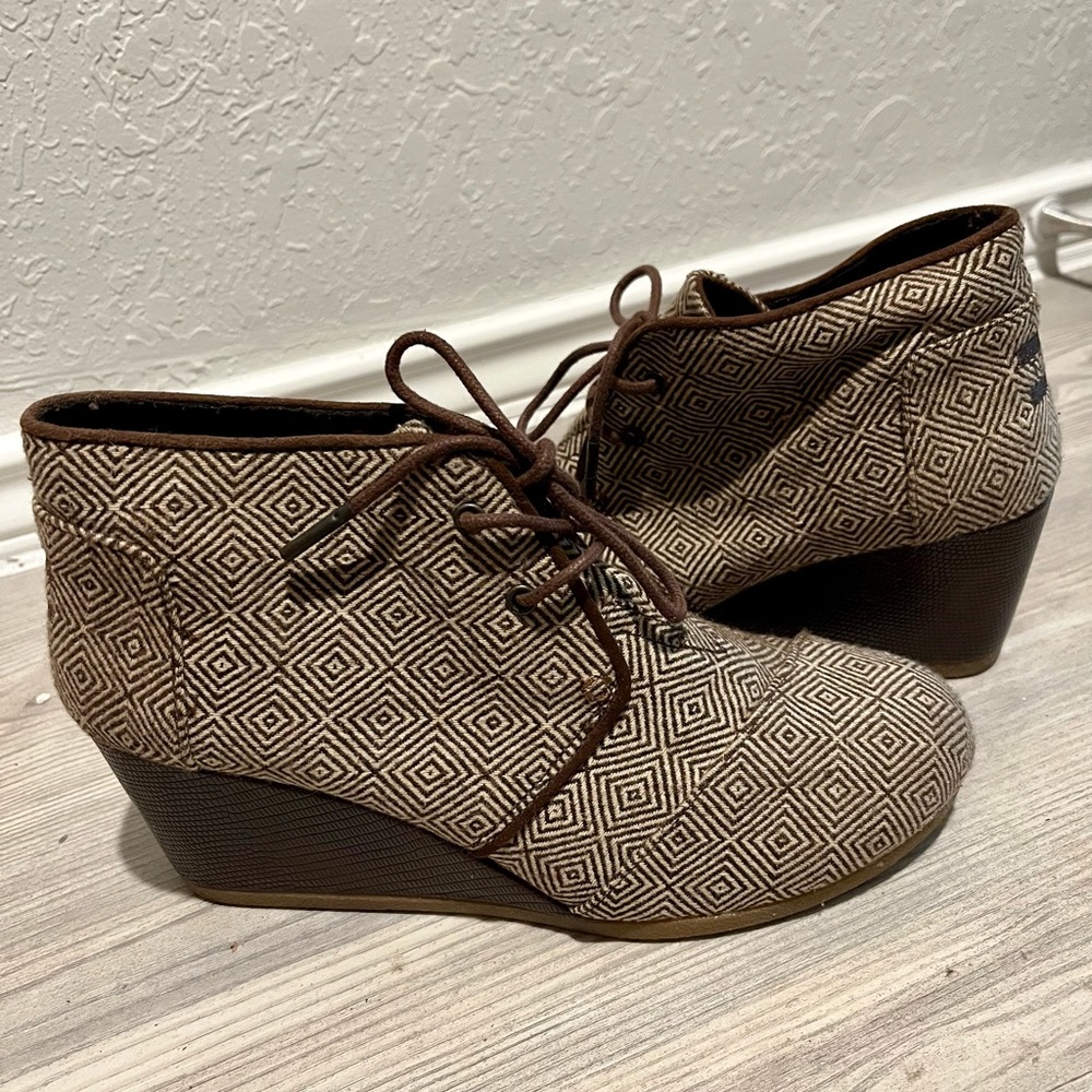 Womens Tom wedge shoes size 8.5